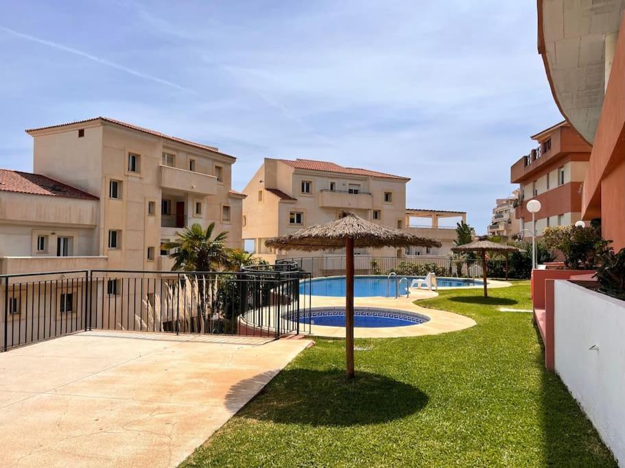 Benalmadena Costa Malaga Apartamento Muy Acogedor Con Vistas Al Mar Terraza Gigante Para Verano E Invierno Parking Exterior photo